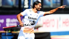 ਅਕਾਸ਼ਦੀਪ ਸਿੰਘ: ਭਰਾ ਵੱਲੋਂ ਵਿਖਾਏ ਰਸਤੇ ਤੇ ਤੁਰ ਕੇ ਸ਼ੁਰੂ ਕੀਤਾ ਸੀ ਹਾਕੀ ਖੇਡਨਾ, ਛੋਟੇ ਜਿਹੇ ਪਿੰਡ ਤੋਂ ਨਿਕਲ ਕੇ ਬਣਿਆ ਟੀਮ ਇੰਡੀਆ ਦਾ ਹੀਰੋ...