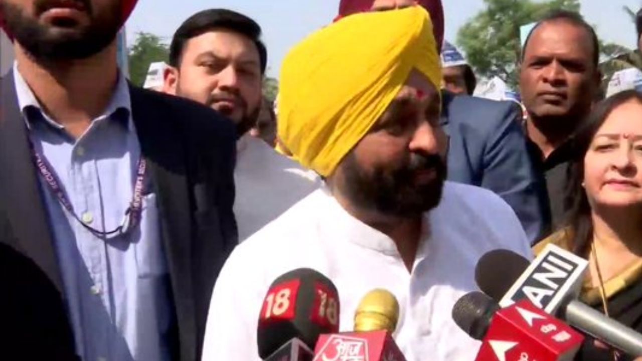 ਮੁੱਖ ਮੰਤਰੀ ਭਗਵੰਤ ਮਾਨ ਦੋ ਰੋਜ਼ਾ ਦੌਰੇ ਤੇ ਪਹੁੰਚੇ ਮੁੰਬਈ, ਉਦਯੋਗਪਤੀਆਂ ਨਾਲ ਕਰਨਗੇ ਮੀਟਿੰਗ ਮੁੱਖ ਮੰਤਰੀ ਭਗਵੰਤ ਮਾਨ ਦੋ ਰੋਜ਼ਾ ਦੌਰੇ ਤੇ ਪਹੁੰਚੇ ਮੁੰਬਈ, ਉਦਯੋਗਪਤੀਆਂ ਨਾਲ ਕਰਨਗੇ ਮੀਟਿੰਗ