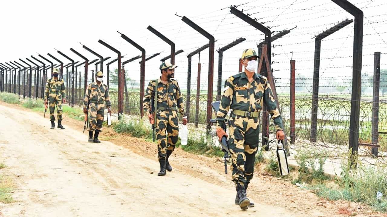 ਬੀ.ਐਸ.ਐਫ.ਨੇ ਦੋ ਸ਼ੱਕੀ ਫੜੇ,ਫੋਨ ਰਾਂਹੀ ਪਾਕਿਸਤਾਨਿਆਂ ਦੇ ਸੰਪਰਕ ਚ ਸਨ