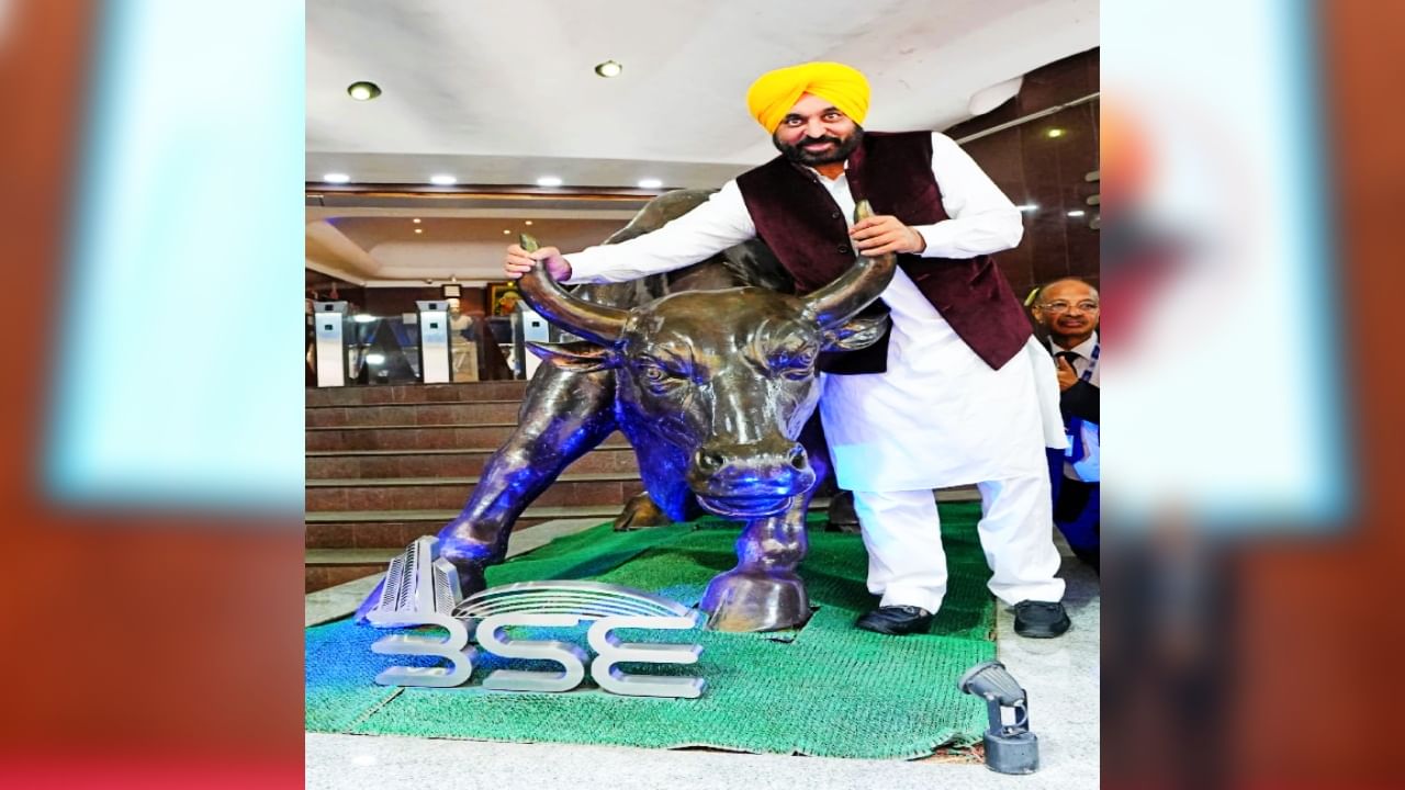 ਪੰਜਾਬ ਦੇ ਮੁੱਖ ਮੰਤਰੀ ਨੇ ਬੰਬਈ ਸਟਾਕ ਐਕਸਚੇਂਜ ਦਾ ਕੀਤਾ ਦੌਰਾ,ਮਾਰਕੀਟ ਖੁੱਲ੍ਹਣ ਦਾ ਸੰਕੇਤ ਘੰਟੀ ਵਜਾਉਣ ਦੀ ਰਸਮ ਨਿਭਾਈ ਪੰਜਾਬ ਦੇ ਮੁੱਖ ਮੰਤਰੀ ਨੇ ਬੰਬਈ ਸਟਾਕ ਐਕਸਚੇਂਜ ਦਾ ਕੀਤਾ ਦੌਰਾ,ਮਾਰਕੀਟ ਖੁੱਲ੍ਹਣ ਦਾ ਸੰਕੇਤ ਘੰਟੀ ਵਜਾਉਣ ਦੀ ਰਸਮ ਨਿਭਾਈ