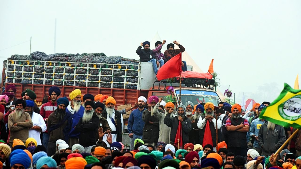 ਨਾਰਾਜ਼ ਕਿਸਾਨਾਂ ਨੇ ਰੇਲਵੇ ਟ੍ਰੈਕ 'ਤੇ ਦਿੱਤਾ ਧਰਨਾ