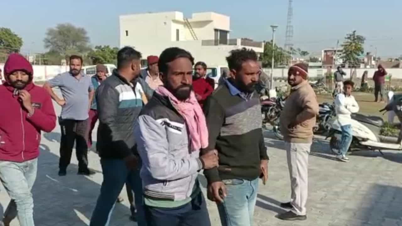 ਫਾਜ਼ਿਲਕਾ ਦੇ ਪਿੰਡ ਸ਼ਾਹਪੁਰ ਵਿਖੇ ਸੜਕ ਤੇ ਦਰੱਖਤ ਪੁੱਟਣ ਨੂੰ ਲੈ ਕੇ ਹੋਇਆ ਝਗੜਾ