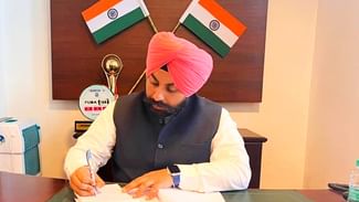 Good News: ਪੰਜਾਬ ਦੇ ਸਰਕਾਰੀ ਸਕੂਲਾਂ ਦੀਆਂ ਅੱਠ ਵਿਦਿਆਰਥਣਾਂ ਐਜੂਕੇਸ਼ਨ ਟੂਰ ‘ਤੇ ਜਾਣਗੀਆਂ ਜਾਪਾਨ, ਸਿੱਖਿਆ ਮੰਤਰੀ ਨੇ ਸਾਂਝੀ ਕੀਤੀ ਜਾਣਕਾਰੀ Good News: ਪੰਜਾਬ ਦੇ ਸਰਕਾਰੀ ਸਕੂਲਾਂ ਦੀਆਂ ਅੱਠ ਵਿਦਿਆਰਥਣਾਂ ਐਜੂਕੇਸ਼ਨ ਟੂਰ ‘ਤੇ ਜਾਣਗੀਆਂ ਜਾਪਾਨ, ਸਿੱਖਿਆ ਮੰਤਰੀ ਨੇ ਸਾਂਝੀ ਕੀਤੀ ਜਾਣਕਾਰੀ