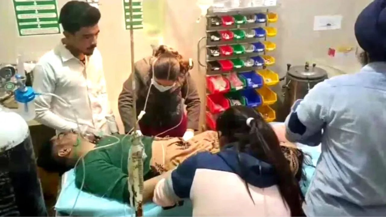 ਸੰਗਰੂਰ ‘ਚ ਗੁਬਾਰੇ ਵਾਲਾ ਸਿਲੰਡਰ ਫਟਣ ਕਾਰਨ ਪਿਓ-ਪੁੱਤ ਦੀਆਂ ਕੱਟੀਆਂ ਲੱਤਾਂ, ਕੋਲ ਖੜ੍ਹਾ ਪੁਲਿਸ ਮੁਲਾਜ਼ਮ ਵੀ ਜ਼ਖਮੀ ਸੰਗਰੂਰ ‘ਚ ਗੁਬਾਰੇ ਵਾਲਾ ਸਿਲੰਡਰ ਫਟਣ ਕਾਰਨ ਪਿਓ-ਪੁੱਤ ਦੀਆਂ ਕੱਟੀਆਂ ਲੱਤਾਂ, ਕੋਲ ਖੜ੍ਹਾ ਪੁਲਿਸ ਮੁਲਾਜ਼ਮ ਵੀ ਜ਼ਖਮੀ