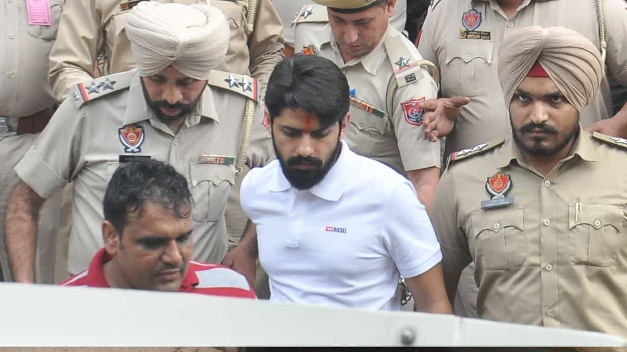 ਗੈਂਗਸਟਰ ਲਾਰੈਂਸ ਬਿਸ਼ਨੋਈ ਦੇ ਕਰੀਬੀ ਬਦਮਾਸ਼ ਨੂੰ ਸਾਥੀ ਸਮੇਤ ਖਰੜ ਤੋਂ ਕੀਤਾ ਕਾਬੂ