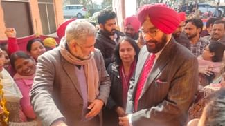 ਮੁਹੱਲਾ ਕਲੀਨਿਕ ਤੇ ਡਿਊਟੀ ਦਿੰਦੇ ਦਿਖਾਈ ਦਿੱਤੇ ਕੰਪਿਊਟਰ ਟੀਚਰ ਮੁਹੱਲਾ ਕਲੀਨਿਕ ਤੇ ਡਿਊਟੀ ਦਿੰਦੇ ਦਿਖਾਈ ਦਿੱਤੇ ਕੰਪਿਊਟਰ ਟੀਚਰ