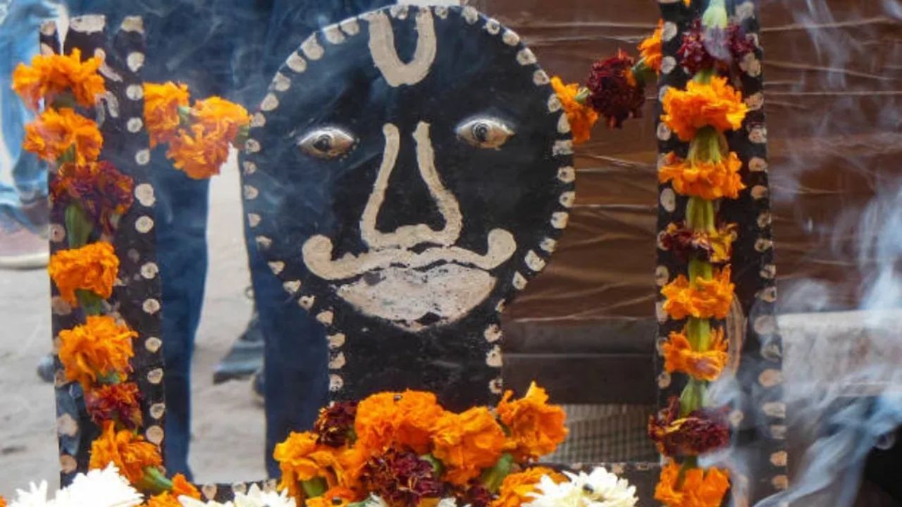 ਸ਼ਨੀ ਅਮਾਵਸਿਆ ‘ਤੇ ਬਣ ਰਹੇ ਹਨ ਸ਼ੁਭ ਸੰਜੋਗ, ਇਸ ਤਰ੍ਹਾਂ ਕਰੋ ਪੂਜਾ ਸ਼ਨੀ ਅਮਾਵਸਿਆ ‘ਤੇ ਬਣ ਰਹੇ ਹਨ ਸ਼ੁਭ ਸੰਜੋਗ, ਇਸ ਤਰ੍ਹਾਂ ਕਰੋ ਪੂਜਾ