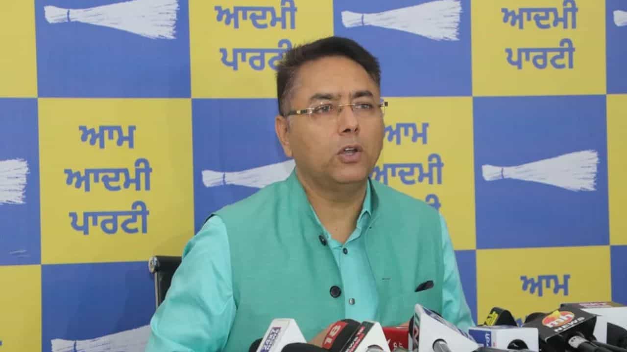 ਅਮਨ ਅਰੋੜਾ ਨੇ ਮਕਾਨ ਉਸਾਰੀ ਤੇ ਸ਼ਹਿਰੀ ਵਿਕਾਸ ਵਿਭਾਗ ਵਿੱਚ 19 ਜੂਨੀਅਰ ਇੰਜਨੀਅਰਾਂ ਨੂੰ ਨਿਯੁਕਤੀ ਪੱਤਰ ਸੌਂਪੇ