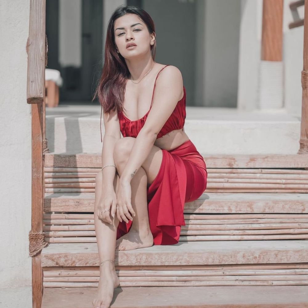 ਅਵਨੀਤ ਡੀਪ ਨੇਕ ਕਲੀਵੇਜ ਫਲਾਂਟ ਕਰਦੇ ਹੋਏ ਹੌਟ ਫੋਟੋਜ਼ ਕਲਿੱਕ ਕਰਵਾਉਂਦੀ ਨਜ਼ਰ ਆਈ