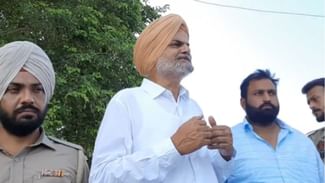ਮੂਸੇਵਾਲਾ ਦੇ ਮਾਤਾ-ਪਿਤਾ ਵਲੋਂ ਵਿਧਾਨਸਭਾ ਬਾਹਰ ਧਰਨਾ, ਮਿਲਣ ਪਹੁੰਚੇ ਕੁਲਦੀਪ ਧਾਲੀਵਾਲ, ਇਨਸਾਫ ਦਾ ਦਿੱਤਾ ਭਰੋਸਾ