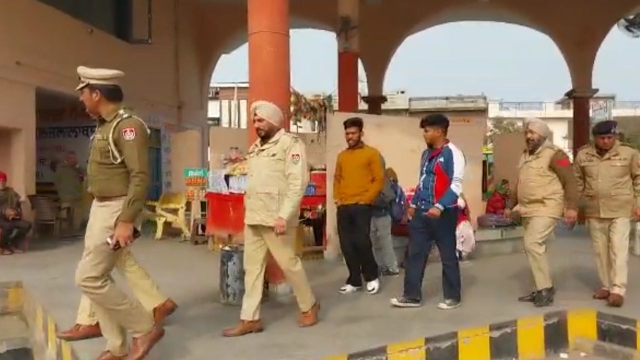 ਮੋਮਸ ਦੀ ਰੇਹੜੀ ਲਾਉਣ ਵਾਲੇ ਤੋਂ ਚੈਕਿੰਗ ਦੌਰਾਨ ਮਿਲੇ ਲੱਖਾਂ ਰੁਪਏ ਮੋਮਸ ਦੀ ਰੇਹੜੀ ਲਾਉਣ ਵਾਲੇ ਤੋਂ ਚੈਕਿੰਗ ਦੌਰਾਨ ਮਿਲੇ ਲੱਖਾਂ ਰੁਪਏ