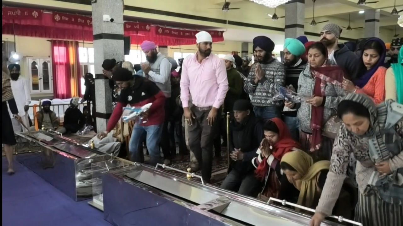 ਜਲੰਧਰ ਦੇ ਇਸ ਗੁਰਦੁਆਰਾ ‘ਚ ਖਿਡੌਣੇ ਵਾਲੇ ਜਹਾਜ਼ ਚੜ੍ਹਾ ਕੇ ਵਿਦੇਸ਼ ਜਾਣ ਦੀ ਇੱਛਾ ਹੁੰਦੀ ਹੈ ਪੂਰੀ ਜਲੰਧਰ ਦੇ ਇਸ ਗੁਰਦੁਆਰਾ ‘ਚ ਖਿਡੌਣੇ ਵਾਲੇ ਜਹਾਜ਼ ਚੜ੍ਹਾ ਕੇ ਵਿਦੇਸ਼ ਜਾਣ ਦੀ ਇੱਛਾ ਹੁੰਦੀ ਹੈ ਪੂਰੀ