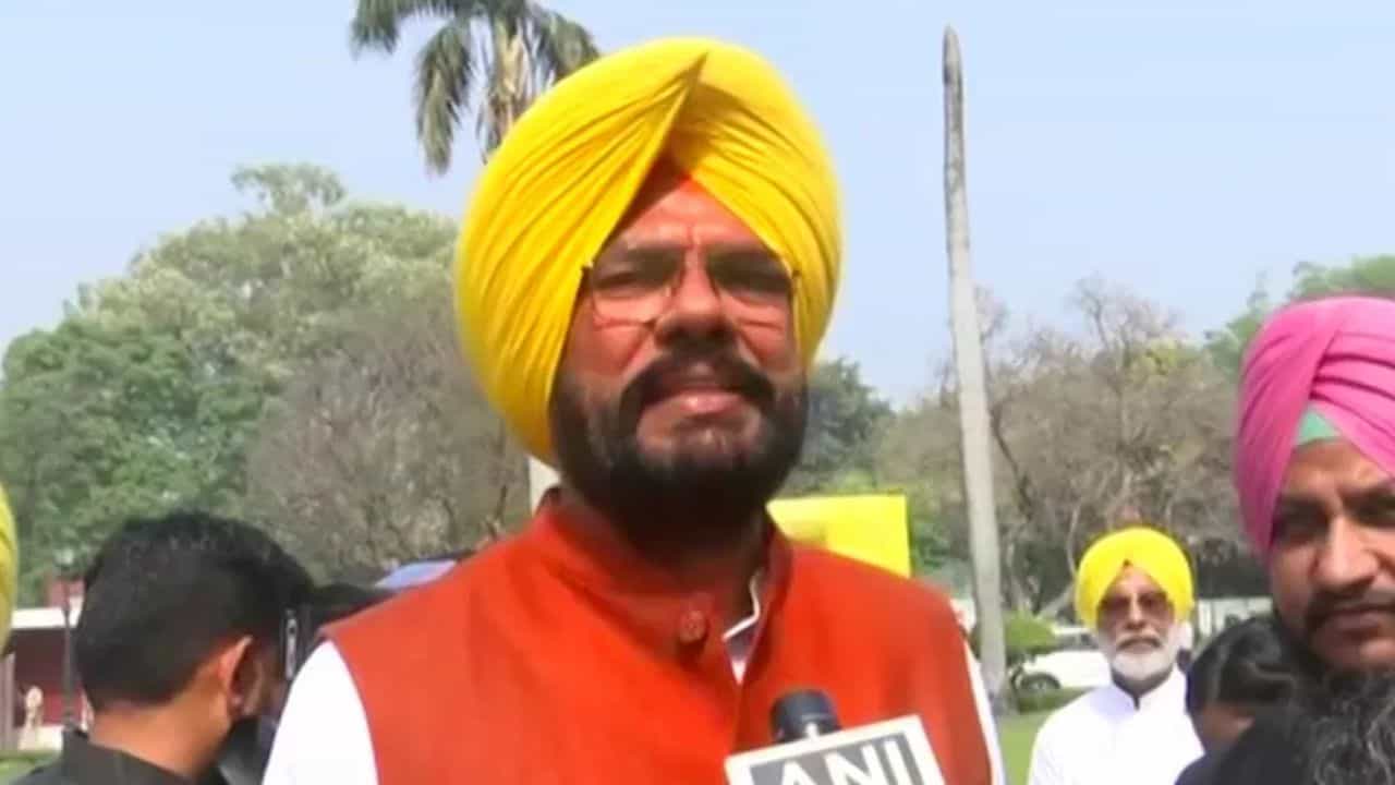 Canada ਚ ਜਬਰੀ ਵਾਪਸੀ ਦਾ ਸਾਹਮਣਾ ਕਰ ਰਹੇ ਵਿਦਿਆਰਥੀਆਂ ਦੇ ਮੁੱਦੇ ਤੇ ਮੰਤਰੀ ਧਾਲੀਵਾਲ ਅਤੇ ਹਰਸਿਮਰਤ ਕੌਰ ਬਾਦਲ ਨੇ ਵਿਦੇਸ਼ ਮੰਤਰੀ ਨੂੰ ਲਿਖਿਆ ਪੱਤਰ