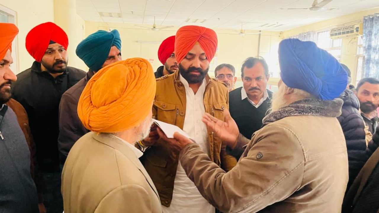 ਟਰਾਂਸਪੋਰਟ ਮੰਤਰੀ ਨੇ ਪਟਿਆਲਾ ਆਰ.ਟੀ.ਏ. ਦਫ਼ਤਰ ‘ਚ ਮਾਰਿਆ ਛਾਪਾ ਟਰਾਂਸਪੋਰਟ ਮੰਤਰੀ ਨੇ ਪਟਿਆਲਾ ਆਰ.ਟੀ.ਏ. ਦਫ਼ਤਰ ‘ਚ ਮਾਰਿਆ ਛਾਪਾ