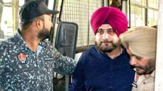 Amritsar’ਚ ਮੁੜ ਕਾਂਗਰਸ ਦੀ ਅੰਦਰੂਨੀ ਫੁੱਟ ਆਈ ਸਾਹਮਣੇ, ਸਿੱਧੂ ਦੇ ਕਰੀਬੀ ਨੂੰ ਪਾਰਟੀ ਚੋਂ ਕੀਤਾ ਬਾਹਰ Amritsar’ਚ ਮੁੜ ਕਾਂਗਰਸ ਦੀ ਅੰਦਰੂਨੀ ਫੁੱਟ ਆਈ ਸਾਹਮਣੇ, ਸਿੱਧੂ ਦੇ ਕਰੀਬੀ ਨੂੰ ਪਾਰਟੀ ਚੋਂ ਕੀਤਾ ਬਾਹਰ