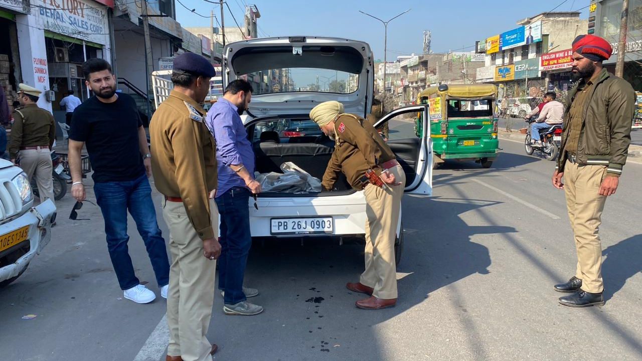 ਪੰਜਾਬ ਪੁਲਿਸ ਵੱਲੋਂ ਅੱਤਵਾਦੀ ਲਖਬੀਰ ਲੰਡਾ ਨਾਲ ਜੂੜੇ 330 ਵਿਅਕਤੀਆਂ ਦੇ ਟਿਕਾਣਿਆਂ ਤੇ ਛਾਪੇਮਾਰੀ ਪੰਜਾਬ ਪੁਲਿਸ ਵੱਲੋਂ ਅੱਤਵਾਦੀ ਲਖਬੀਰ ਲੰਡਾ ਨਾਲ ਜੂੜੇ 330 ਵਿਅਕਤੀਆਂ ਦੇ ਟਿਕਾਣਿਆਂ ਤੇ ਛਾਪੇਮਾਰੀ