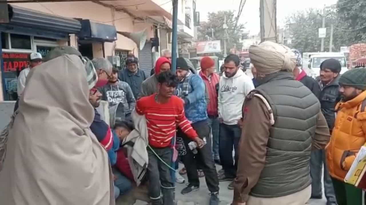 Jalandhar News: ਮੋਬਾਈਲ ਖੋਹਣ ਵਾਲੇ ਲੁਟੇਰੇ ਨੂੰ ਲੋਕਾਂ ਨੇ ਸਿਖਾਇਆ ਸਬਕ, ਲੋਕਾਂ ਨੇ ਫੜ ਕੇ ਕੀਤਾ ਪੁਲਿਸ ਦੇ ਹਵਾਲੇ