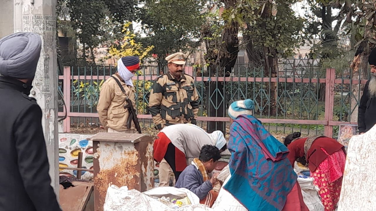 ਕਪੂਰਥਲਾ ਦੇ ਫਗਵਾੜਾ ਸ਼ਹਿਰ ਵਿੱਚ ਬੇਅਦਬੀ ਦੀ ਘਟਨਾ, ਕੁੜੇ ਦੇ ਢੇਰ ਤੇ ਮਿਲੇ ਸ਼੍ਰੀ ਗੁਟਕਾ ਸਾਹਿਬ ਦੇ ਅੰਗ ਕਪੂਰਥਲਾ ਦੇ ਫਗਵਾੜਾ ਸ਼ਹਿਰ ਵਿੱਚ ਬੇਅਦਬੀ ਦੀ ਘਟਨਾ, ਕੁੜੇ ਦੇ ਢੇਰ ਤੇ ਮਿਲੇ ਸ਼੍ਰੀ ਗੁਟਕਾ ਸਾਹਿਬ ਦੇ ਅੰਗ