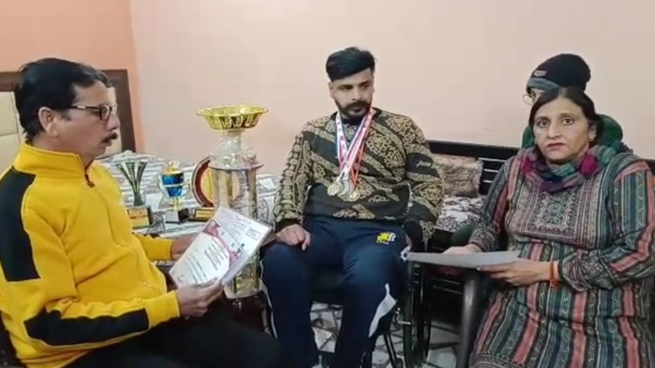 ਲੁਧਿਆਣਾ ਦਾ ਇਹ ਨੌਜਵਾਨ, ਢਾਈ ਸਾਲ ਮੰਜੇ ਤੇ ਰਹਿਣ ਦੇ ਬਾਵਜੂਦ ਭਾਰਤ ਦਾ ਬਣਿਆ ਚੈਂਪੀਅਨ ਲੁਧਿਆਣਾ ਦਾ ਇਹ ਨੌਜਵਾਨ, ਢਾਈ ਸਾਲ ਮੰਜੇ ਤੇ ਰਹਿਣ ਦੇ ਬਾਵਜੂਦ ਭਾਰਤ ਦਾ ਬਣਿਆ ਚੈਂਪੀਅਨ