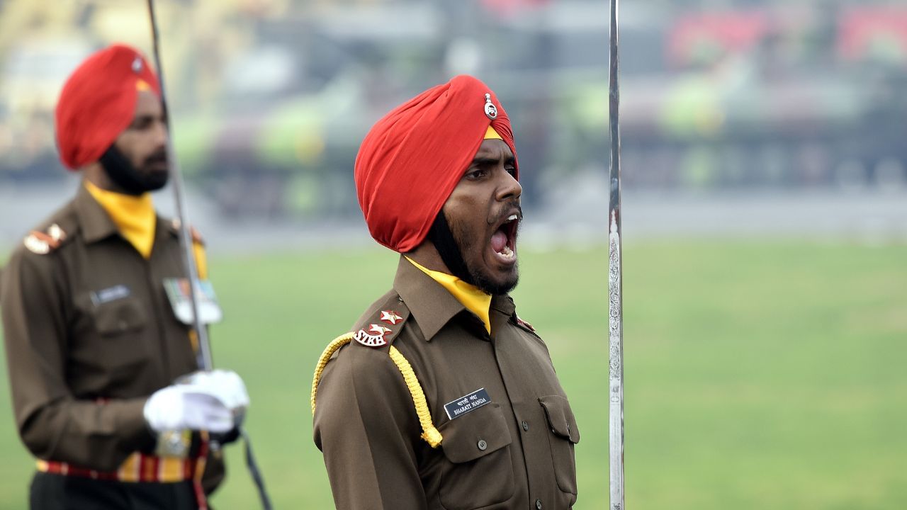 ਸਿੱਖ ਫੌਜੀਆਂ ਲਈ ਹੈਲਮਟ ਲਾਜ਼ਮੀ ਕਰਨਾ ਸਿੱਖ ਮਰਿਆਦਾ ਦੇ ਖਿਲਾਫ਼: ਸੁਖਬੀਰ ਬਾਦਲ