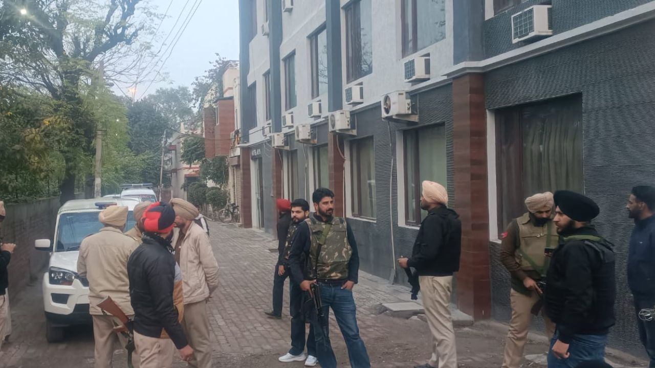ਜੀਰਕਪੁਰ ‘ਚ ਮੁਕਾਬਲੇ ਮਗਰੋਂ ਗੈਂਗਸਟਰ ਜ਼ੋਰਾ ਗਿ੍ਫ਼ਤਾਰ ਜੀਰਕਪੁਰ ‘ਚ ਮੁਕਾਬਲੇ ਮਗਰੋਂ ਗੈਂਗਸਟਰ ਜ਼ੋਰਾ ਗਿ੍ਫ਼ਤਾਰ