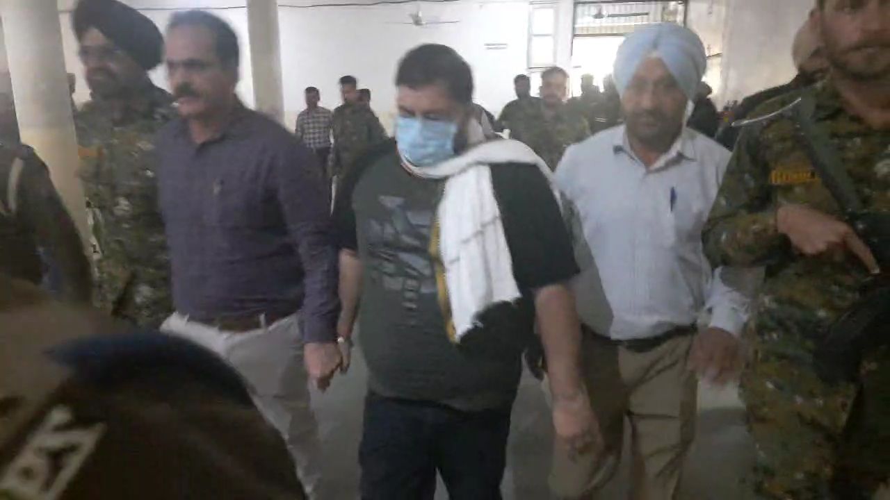 Bribe Case: ਰਿਸ਼ਵਤ ਮਾਮਲੇ ‘ਚ ਗ੍ਰਿਫਤਾਰ ਵਿਧਾਇਕ ਅਮਿਤ ਰਤਨ ਨੂੰ ਮੁੜ 2 ਮਾਰਚ ਤੱਕ ਪੁਲਿਸ ਰਿਮਾਂਡ ‘ਤੇ ਭੇਜਿਆ Bribe Case: ਰਿਸ਼ਵਤ ਮਾਮਲੇ ‘ਚ ਗ੍ਰਿਫਤਾਰ ਵਿਧਾਇਕ ਅਮਿਤ ਰਤਨ ਨੂੰ ਮੁੜ 2 ਮਾਰਚ ਤੱਕ ਪੁਲਿਸ ਰਿਮਾਂਡ ‘ਤੇ ਭੇਜਿਆ