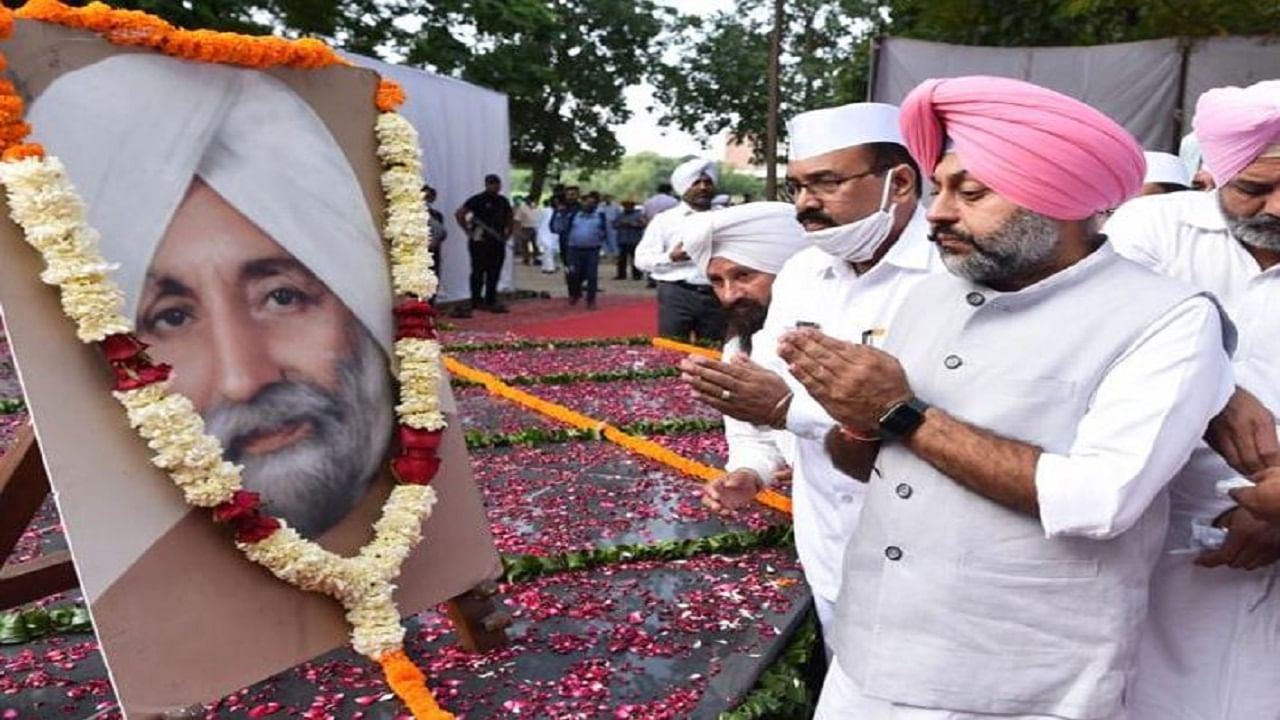 ਮਰਹੂਮ ਮੁੱਖ ਮੰਤਰੀ ਬੇਅੰਤ ਸਿੰਘ ਦੇ ਪਰਿਵਾਰ ਨੂੰ ਅਲਾਟ ਸਰਕਾਰੀ ਕੋਠੀ ਖਾਲੀ ਕਰਵਾਉਣ ਗਈ ਟੀਮ ਬੇਰੰਗ ਪਰਤੀ ਮਰਹੂਮ ਮੁੱਖ ਮੰਤਰੀ ਬੇਅੰਤ ਸਿੰਘ ਦੇ ਪਰਿਵਾਰ ਨੂੰ ਅਲਾਟ ਸਰਕਾਰੀ ਕੋਠੀ ਖਾਲੀ ਕਰਵਾਉਣ ਗਈ ਟੀਮ ਬੇਰੰਗ ਪਰਤੀ