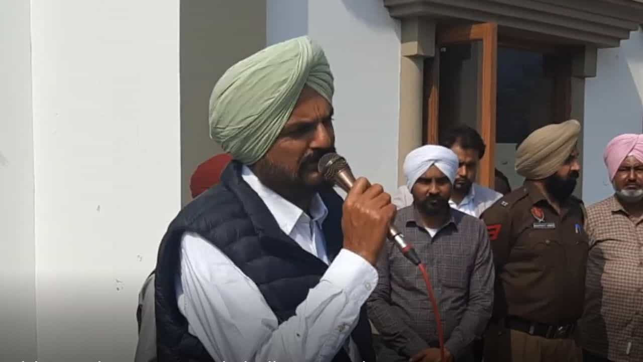 Sidhu Moosewala Father । ਮੂਸੇਵਾਲਾ ਦੇ ਪਿਤਾ ਦਾ ਸਰਕਾਰ ਤੇ ਨਿਸ਼ਾਨਾ, ਇਨਸਾਫ਼ ਦੀ ਥਾਂ ਮਾਮਲਾ ਦਬਾਉਂਣਾ ਚਾਹੁੰਦੀ ਹੈ ਸਰਕਾਰ