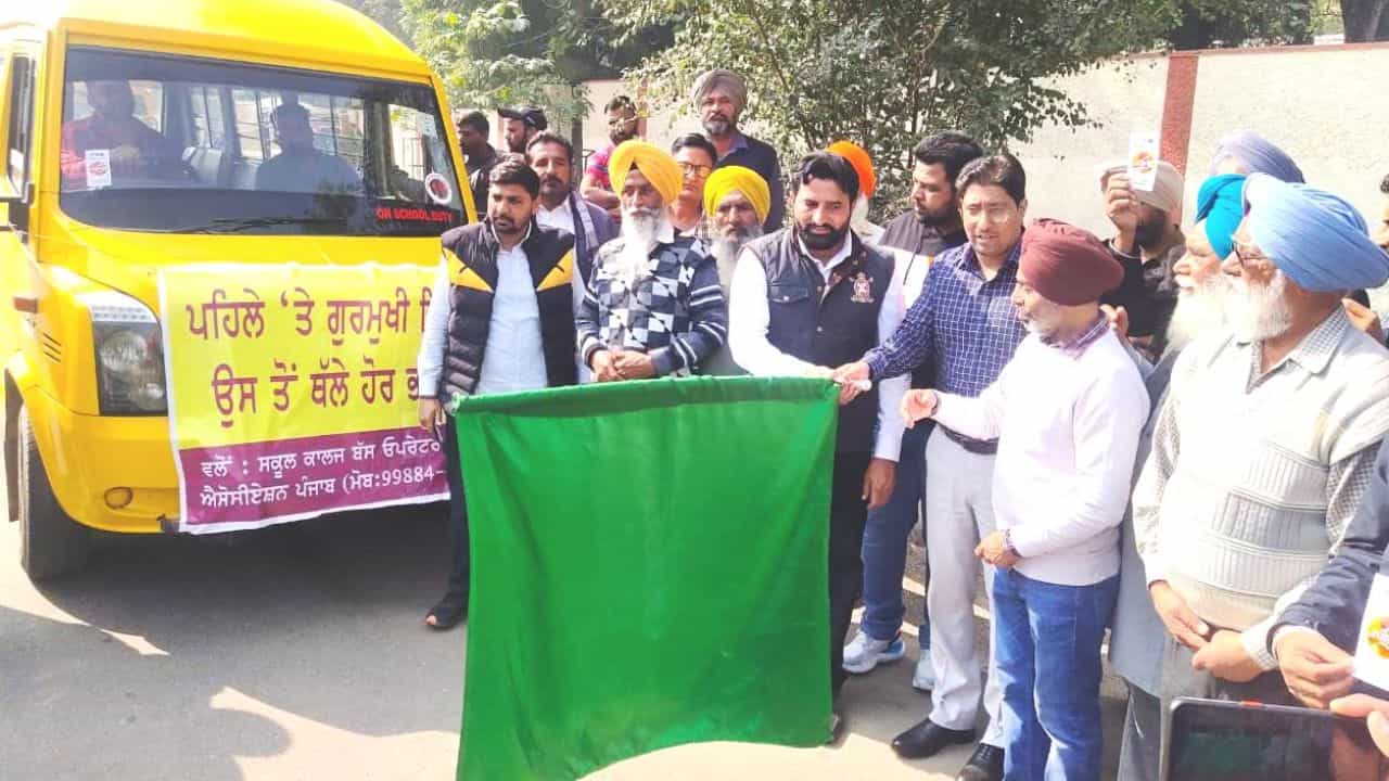 ਡਿਪਟੀ ਕਮਿਸ਼ਨਰ ਨੇ ਵੈਨਾਂ ਰਾਹੀਂ ਪੰਜਾਬੀ ਭਾਸ਼ਾ ਦੇ ਪ੍ਰਚਾਰ ਲਈ ਕੱਢੀ ਜਾਣ ਵਾਲੀ ਰੈਲੀ ਨੂੰ ਹਰੀ ਝੰਡੀ ਦਿਖਾ ਕੇ ਕੀਤਾ ਰਾਵਾਨਾ