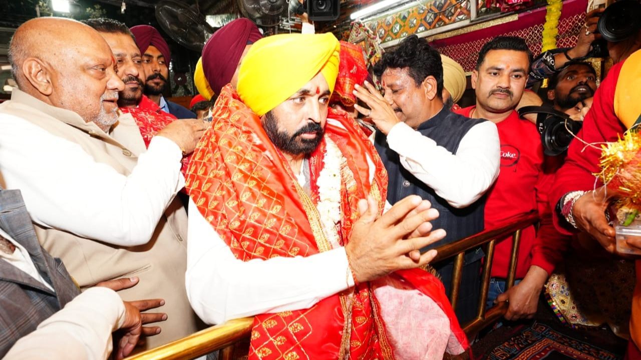 ਸ੍ਰੀ ਦੇਵੀ ਤਲਾਬ ਮੰਦਰ ਅਤੇ ਸ੍ਰੀ ਮਹਾ ਲਕਸ਼ਮੀ ਮੰਦਰ ਵਿਖੇ ਨਤਮਸਤਕ ਹੋਏ ਸੀਐੱਮ ਭਗਵੰਤ ਮਾਨ ਸ੍ਰੀ ਦੇਵੀ ਤਲਾਬ ਮੰਦਰ ਅਤੇ ਸ੍ਰੀ ਮਹਾ ਲਕਸ਼ਮੀ ਮੰਦਰ ਵਿਖੇ ਨਤਮਸਤਕ ਹੋਏ ਸੀਐੱਮ ਭਗਵੰਤ ਮਾਨ