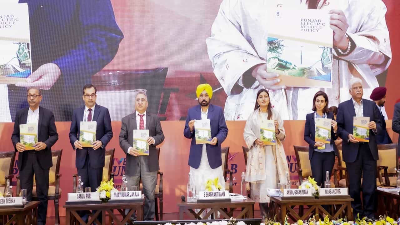 CM To Businessmen: ਮੁੱਖ ਮੰਤਰੀ ਦੀ ਸਨਅਤਕਾਰਾਂ ਨੂੰ ਅਪੀਲ- ਸੂਬੇ ਦੇ ਸਮਾਜਿਕ-ਆਰਥਿਕ ਵਿਕਾਸ ਦੇ ਭਾਈਵਾਲ ਬਣੋ CM To Businessmen: ਮੁੱਖ ਮੰਤਰੀ ਦੀ ਸਨਅਤਕਾਰਾਂ ਨੂੰ ਅਪੀਲ- ਸੂਬੇ ਦੇ ਸਮਾਜਿਕ-ਆਰਥਿਕ ਵਿਕਾਸ ਦੇ ਭਾਈਵਾਲ ਬਣੋ