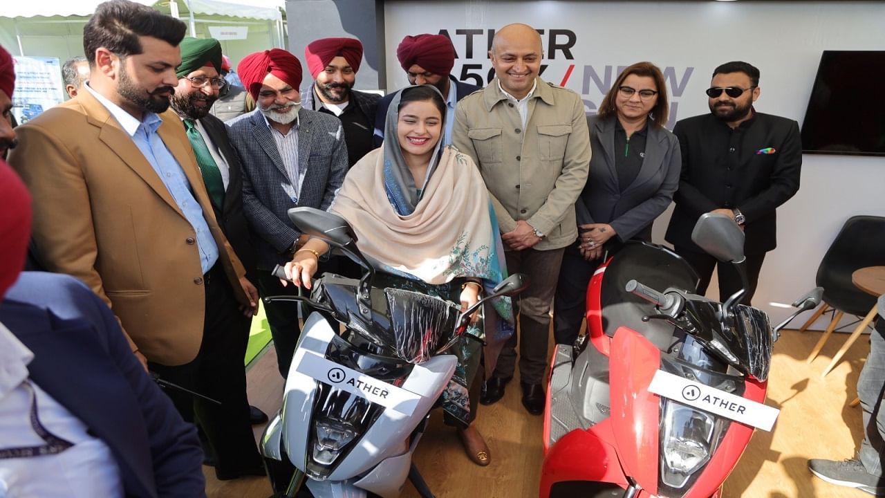 ਮੁੱਖ ਮੰਤਰੀ ਭਗਵੰਤ ਮਾਨ ਦੀ ਪਤਨੀ ਡਾ. ਗੁਰਪ੍ਰੀਤ ਨੇ ਦੇਖਿਆ ਈਵੀ ਐਕਸਪੋ ਮੁੱਖ ਮੰਤਰੀ ਭਗਵੰਤ ਮਾਨ ਦੀ ਪਤਨੀ ਡਾ. ਗੁਰਪ੍ਰੀਤ ਨੇ ਦੇਖਿਆ ਈਵੀ ਐਕਸਪੋ
