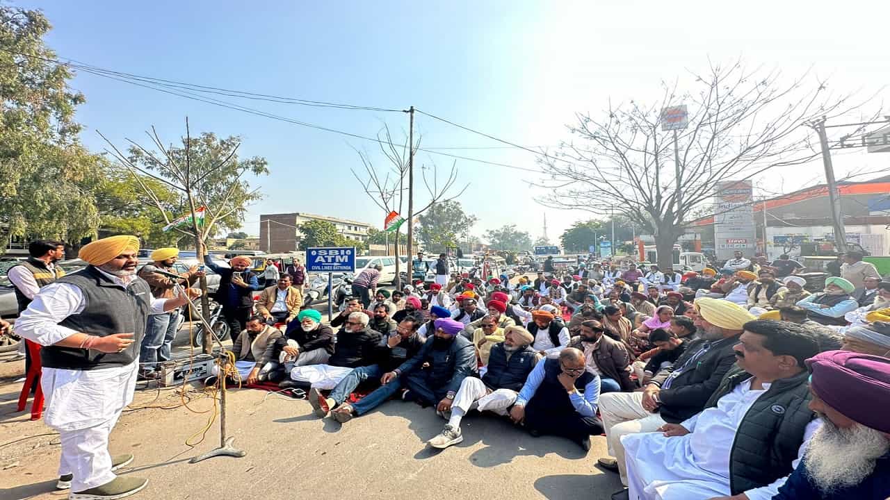 ਅਡਾਨੀ ਗਰੁੱਪ ਖਿਲਾਫ ਕਾਂਗਰਸ ਦਾ ਪ੍ਰਦਰਸ਼ਨ, ਬੈਂਕਾਂ ਨਾਲ ਘਪਲੇਬਾਜ਼ੀ ਕਰਨ ਦੇ ਲਾਏ ਇਲਜਾਮ