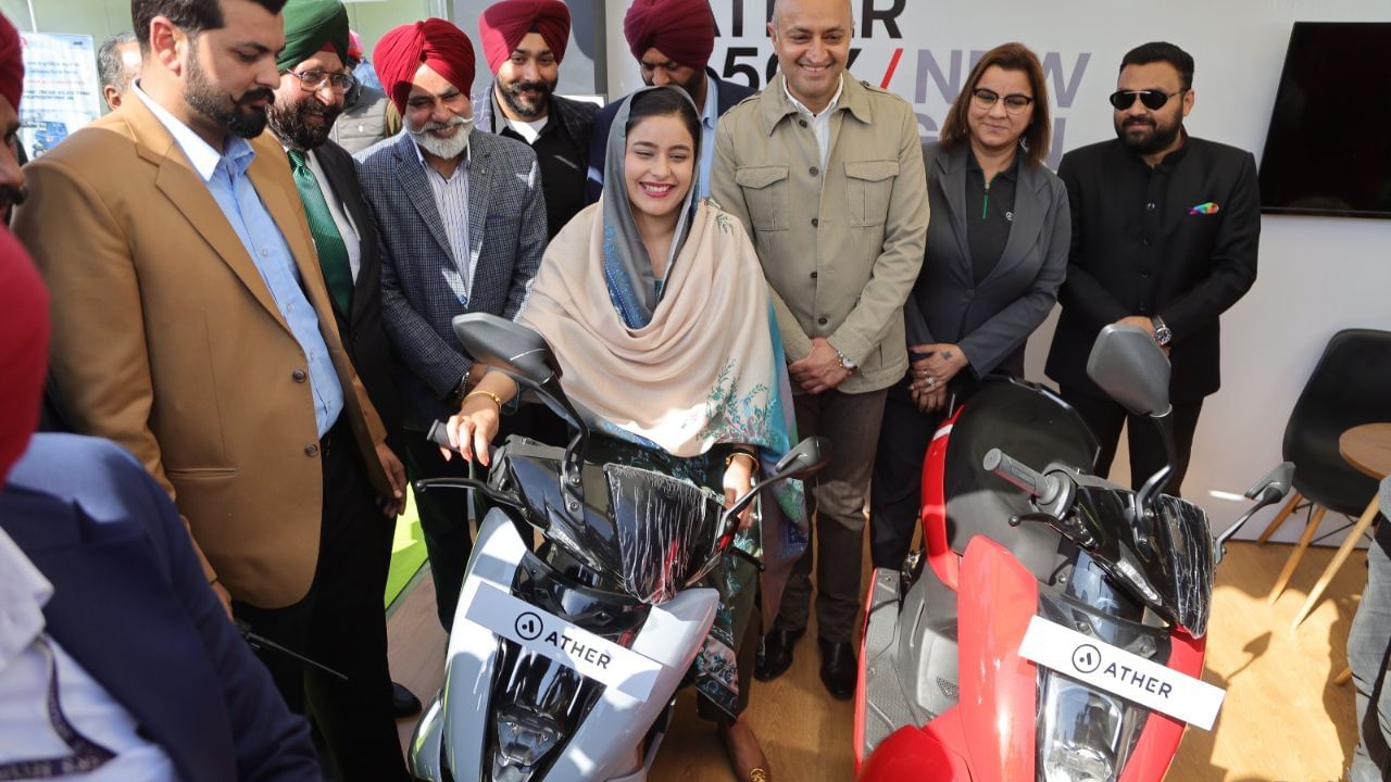 ਮੁੱਖ ਮੰਤਰੀ ਮਾਨ ਦੀ ਪਤਨੀ ਦੀ ਵਧਾਈ ਸੁਰੱਖਿਆ ਨੂੰ ਲੈ ਕੇ ਵਿਰੋਧੀ ਧਿਰਾਂ ਵੱਲੋਂ ਹੰਗਾਮਾ ਮੁੱਖ ਮੰਤਰੀ ਮਾਨ ਦੀ ਪਤਨੀ ਦੀ ਵਧਾਈ ਸੁਰੱਖਿਆ ਨੂੰ ਲੈ ਕੇ ਵਿਰੋਧੀ ਧਿਰਾਂ ਵੱਲੋਂ ਹੰਗਾਮਾ
