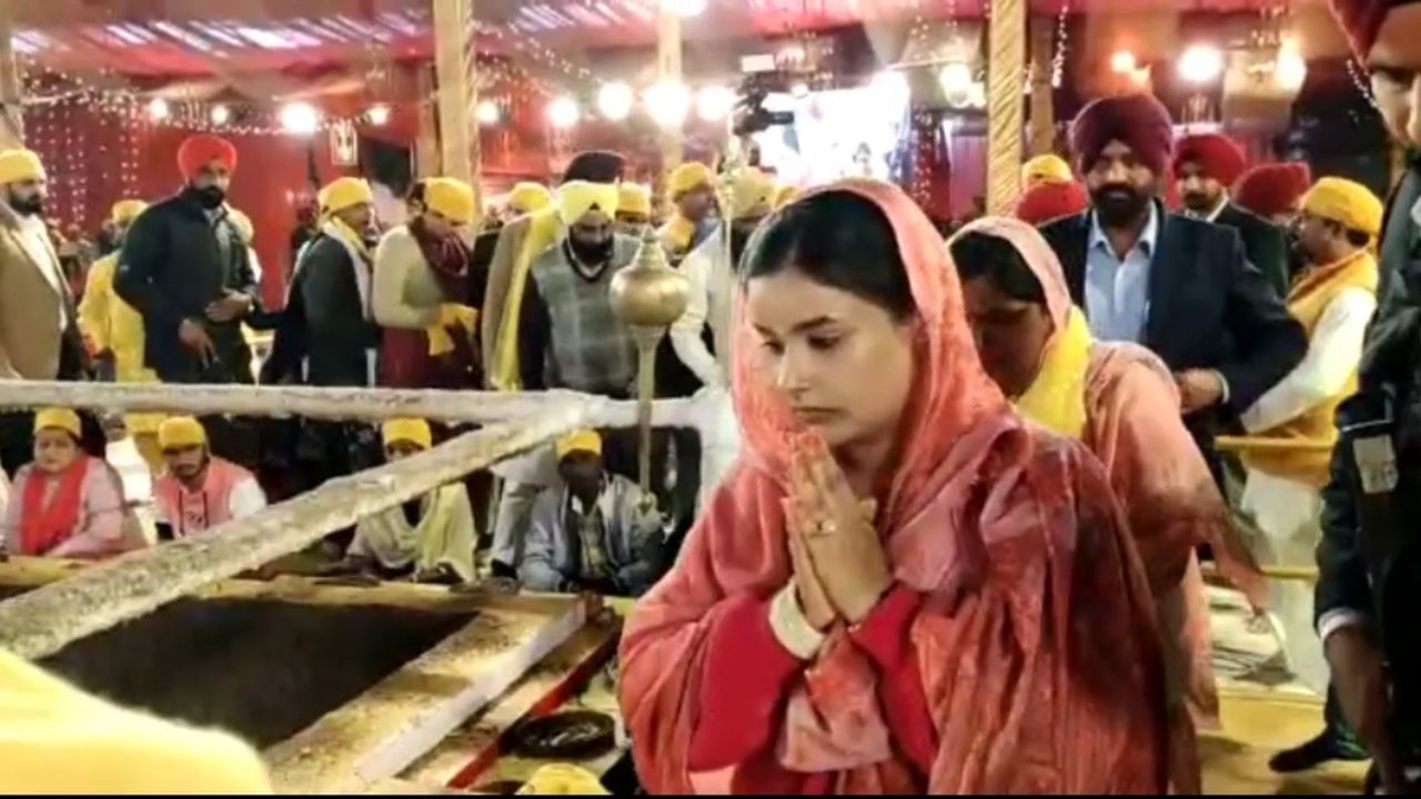 ਮਾਂ ਬਗਲਾਮੁਖੀ ਮੰਦਿਰ ‘ਚ ਨਤਮਸਤਕ ਹੋਈ CM ਮਾਨ ਦੀ ਪਤਨੀ ਡਾ. ਗੁਰਪ੍ਰੀਤ ਕੌਰ ਮਾਂ ਬਗਲਾਮੁਖੀ ਮੰਦਿਰ ‘ਚ ਨਤਮਸਤਕ ਹੋਈ CM ਮਾਨ ਦੀ ਪਤਨੀ ਡਾ. ਗੁਰਪ੍ਰੀਤ ਕੌਰ