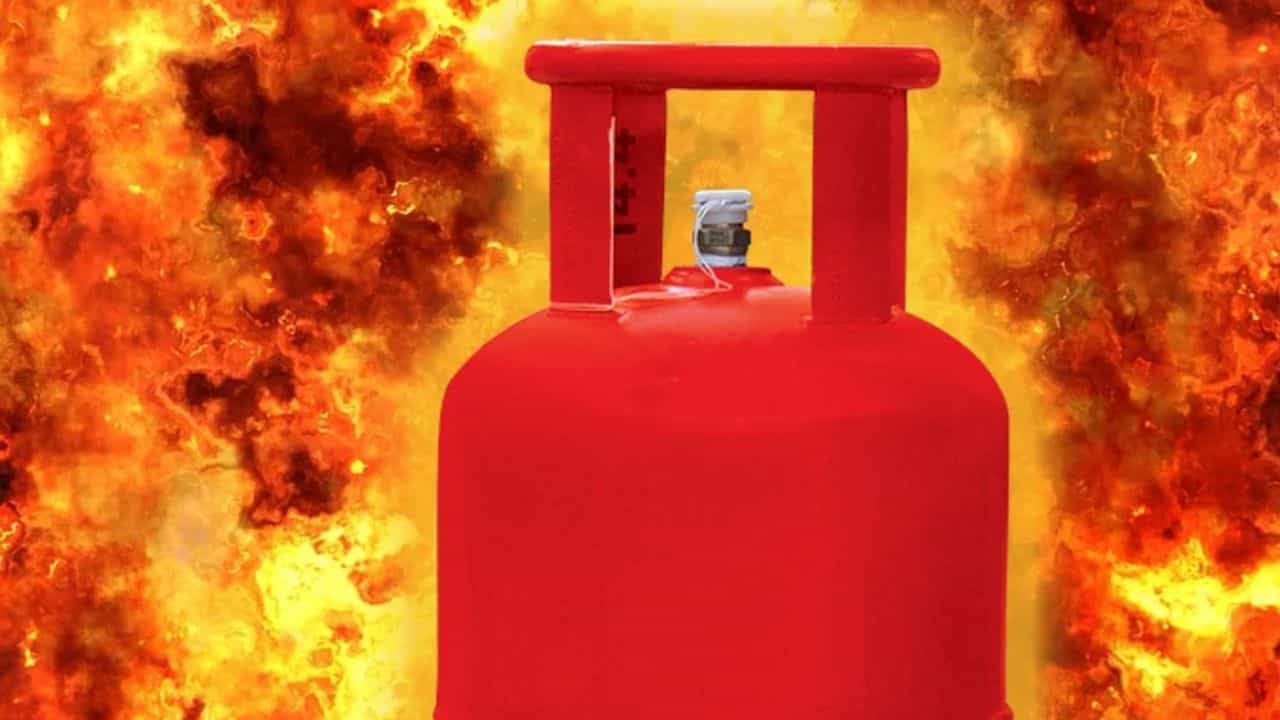 ਰਸੋਈ ਗੈਸ ਦੀ ਲੀਕੇਜ ਕਾਰਨ ਲੱਗੀ ਅੱਗ ਵਿਚ ਤਿੰਨ ਵਿਅਕਤੀ ਝੁਲਸੇ