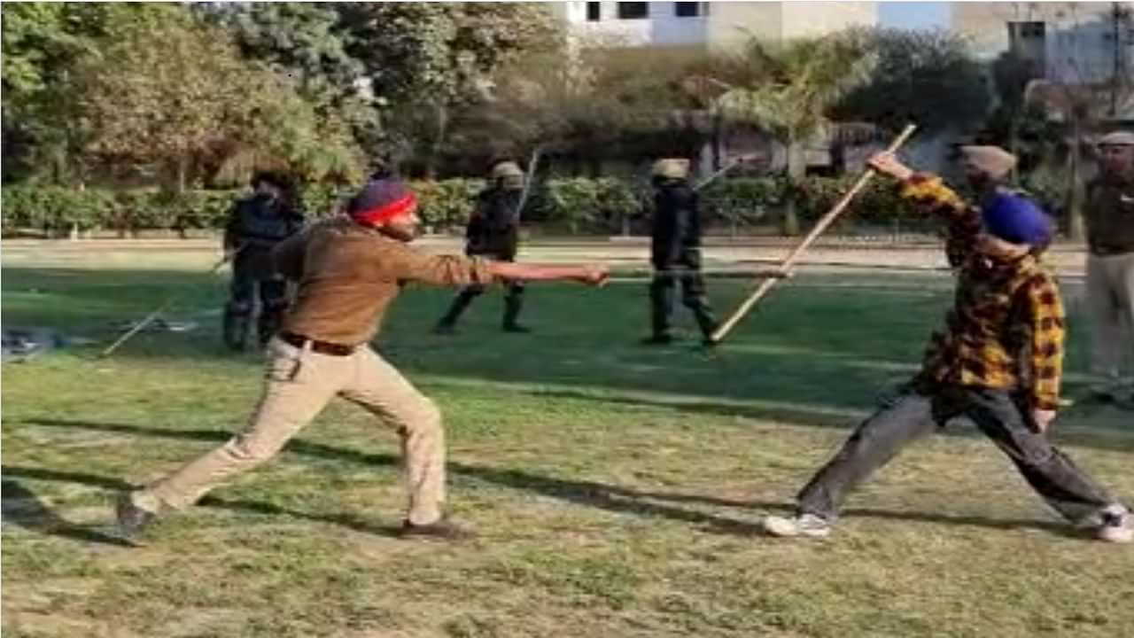 Police Gatka Training: ਨਿਹੰਗ ਸਿੰਘਾਂ ਵੱਲੋਂ ਪੁਲਿਸ ਦੇ ਜਵਾਨਾਂ ਨੂੰ ਸਿਖਾਏ ਜਾ ਰਹੇ ਗੱਤਕੇ ਦੇ ਹੁਨਰ