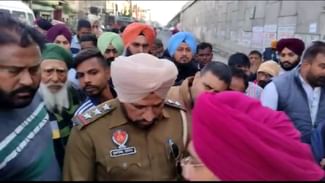 ਘਰ ‘ਤੇ ਕੀਤੇ ਹਮਲੇ ਖਿਲਾਫ ਪੀੜਤਾਂ ਨੇ ਜਾਮ ਕੀਤਾ ਹਾਈਵੇ ਘਰ ‘ਤੇ ਕੀਤੇ ਹਮਲੇ ਖਿਲਾਫ ਪੀੜਤਾਂ ਨੇ ਜਾਮ ਕੀਤਾ ਹਾਈਵੇ