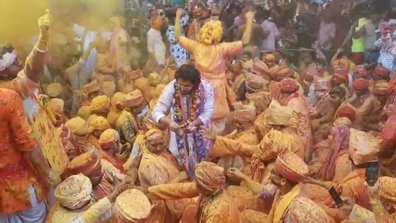 ਰਾਧਾ ਕ੍ਰਿਸ਼ਨ ਦੇ ਪਿਆਰ ਵਿੱਚ ਡੁੱਬ ਕੇ ਸ਼ਰਧਾਲੂ ਨੱਚਣ ਲੱਗਦੇ ਹਨ। ਇਹ ਪਰੰਪਰਾ ਦੁਆਪਰ ਯੁੱਗ ਤੋਂ ਚੱਲੀ ਜਾ ਰਹੀ ਹੈ। ਬ੍ਰਜ ਦੀ ਹੋਲੀ ਨੂੰ ਸਾਰਾ ਸੰਸਾਰ ਭਗਵਾਨ ਸ਼੍ਰੀ ਕ੍ਰਿਸ਼ਨ ਅਤੇ ਰਾਧਾ ਰਾਣੀ ਦੇ ਪਿਆਰ ਦੀ ਅਨੋਖੀ ਮਿਸਾਲ ਮੰਨਦਾ ਹੈ।