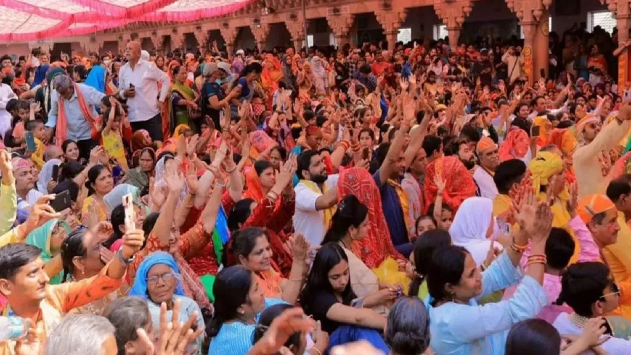 ਸਵੇਰੇ ਪਹਿਲਾਂ ਬਰਸਾਨਾ ਦੀ ਰਾਧਾ ਸੱਦਾ ਲੈ ਕੇ ਨੰਦ ਭਵਨ ਪਹੁੰਚਦੀ ਹੈ। ਜਿੱਥੇ ਸਾਖੀ ਦੇ ਰੂਪ ਵਿੱਚ ਰਾਧਾ ਦਾ ਜ਼ੋਰਦਾਰ ਸਵਾਗਤ ਕੀਤਾ ਜਾਂਦਾ ਹੈ। ਜਿਸ ਤੋਂ ਬਾਅਦ ਉਹ ਨੰਦ ਪਿੰਡ ਤੋਂ ਸ਼ਾਮ ਨੂੰ ਪੰਡਾ ਰੂਪੀ ਸਖਾ ਨੂੰ ਰਾਧਾ ਰਾਣੀ ਦੇ ਨਿੱਜੀ ਮਹਿਲ ਭੇਜਦੇ ਹਨ। ਜੋ ਹੋਲੀ ਦਾ ਸੱਦਾ ਪ੍ਰਵਾਨ ਕਰ ਦੱਸਣ ਆਉਂਦੇ ਹਨ। ਜਿੱਥੋਂ ਦੇ ਗੋਸਵਾਮੀ ਭਾਈਚਾਰੇ ਨੇ ਲੱਡੂਆਂ ਨਾਲ ਉਸ ਦਾ ਸਵਾਗਤ ਕਰਦੇ ਹਨ। ਇਸੇ ਨੂੰ ਲੱਡੂ ਹੋਲੀ ਕਹਿੰਦੇ ਹਨ।