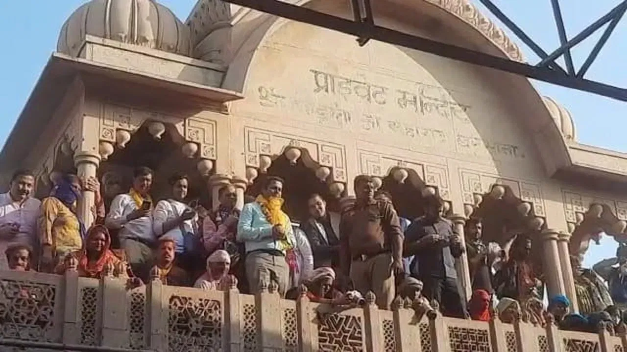 ਹੋਲੀ ਦਾ ਇਹ ਸੱਦਾ ਨੰਦਬਾਬਾ ਨੇ ਸਵੀਕਾਰ ਕੀਤਾ ਸੀ। ਉਨ੍ਹਾਂ ਨੇ ਆਪਣੇ ਪੁਜਾਰੀ ਰਾਹੀਂ ਬਰਸਾਨਾ ਵਿੱਚ ਬ੍ਰਿਸ਼ਭਾਨ ਜੀ ਨੂੰ ਇਸਦੀ ਸੂਚਨਾ ਦਿੱਤੀ ਸੀ। ਇਸ 'ਤੇ ਬਾਬਾ ਬ੍ਰਿਸ਼ਭਾਨ ਨੇ ਨੰਦਗਾਂਵ ਤੋਂ ਆਏ ਪੁਜਾਰੀ ਨੂੰ ਲੱਡੂ ਦਿੱਤੇ।
