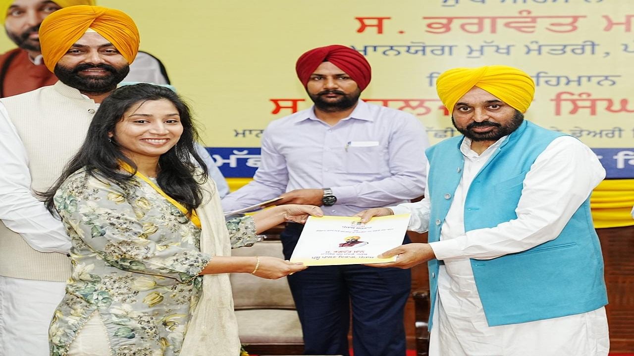 CM on Jobs: ਪਿਛਲੀਆਂ ਸਰਕਾਰਾਂ ਨੇ ਨੌਜਵਾਨਾਂ ਨੂੰ ਸੇਧਹੀਣ ਕੀਤਾ, ‘ਆਪ’ ਨੇ ਨੌਕਰੀਆਂ ਦੇ ਕੇ ਆਤਮ ਨਿਰਭਰ ਬਣਾਇਆ CM on Jobs: ਪਿਛਲੀਆਂ ਸਰਕਾਰਾਂ ਨੇ ਨੌਜਵਾਨਾਂ ਨੂੰ ਸੇਧਹੀਣ ਕੀਤਾ, ‘ਆਪ’ ਨੇ ਨੌਕਰੀਆਂ ਦੇ ਕੇ ਆਤਮ ਨਿਰਭਰ ਬਣਾਇਆ
