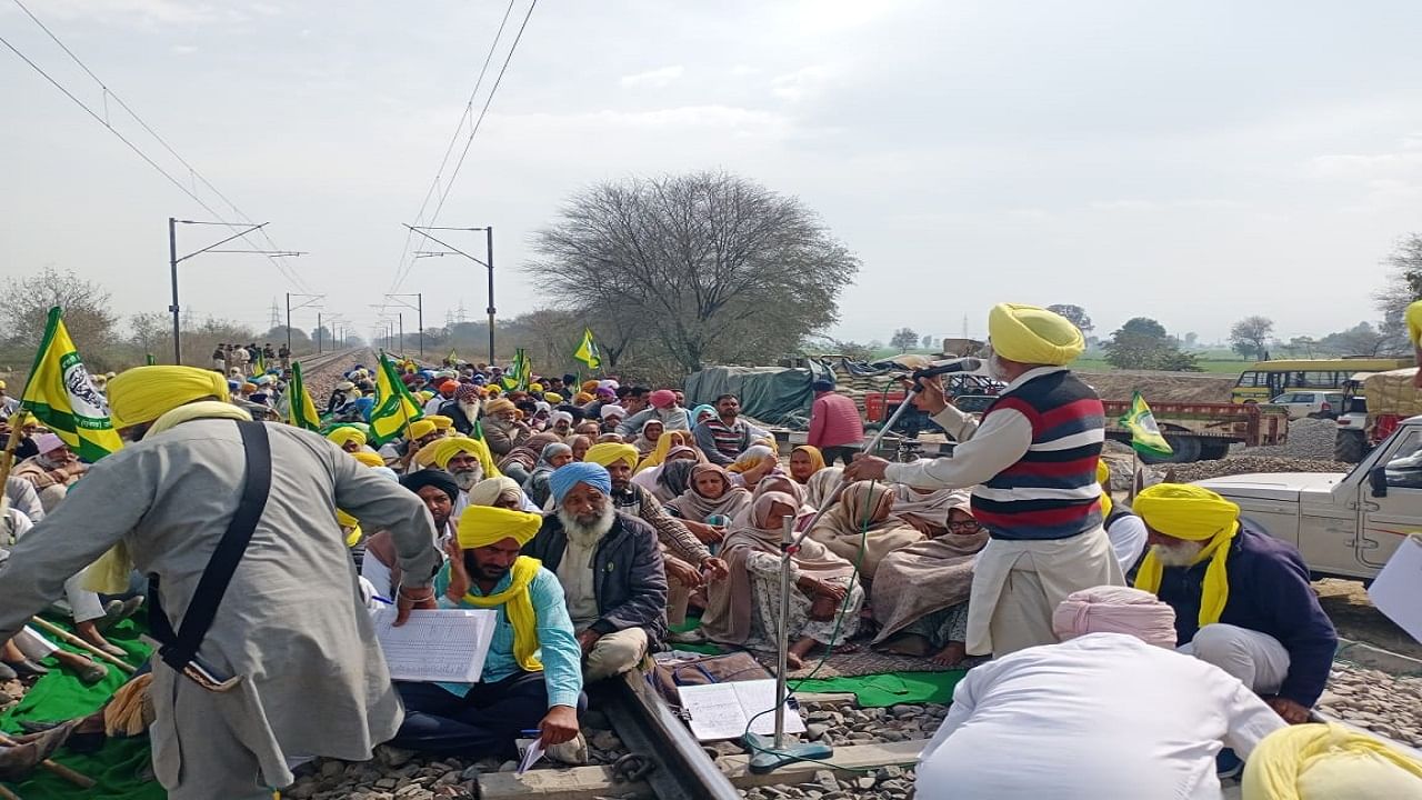 ਕਿਸਾਨਾਂ ਨੇ ਅਣਮਿੱਥੇ ਸਮੇ ਲਈ ਰੋਕੀ ਦਿੱਲੀ ਫਿਰੋਜਪੁਰ ਰੇਲਵੇ ਲਾਈਨ