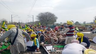 ਕਿਸਾਨਾਂ ਨੇ ਅਣਮਿੱਥੇ ਸਮੇ ਲਈ ਰੋਕੀ ਦਿੱਲੀ ਫਿਰੋਜਪੁਰ ਰੇਲਵੇ ਲਾਈਨ ਕਿਸਾਨਾਂ ਨੇ ਅਣਮਿੱਥੇ ਸਮੇ ਲਈ ਰੋਕੀ ਦਿੱਲੀ ਫਿਰੋਜਪੁਰ ਰੇਲਵੇ ਲਾਈਨ