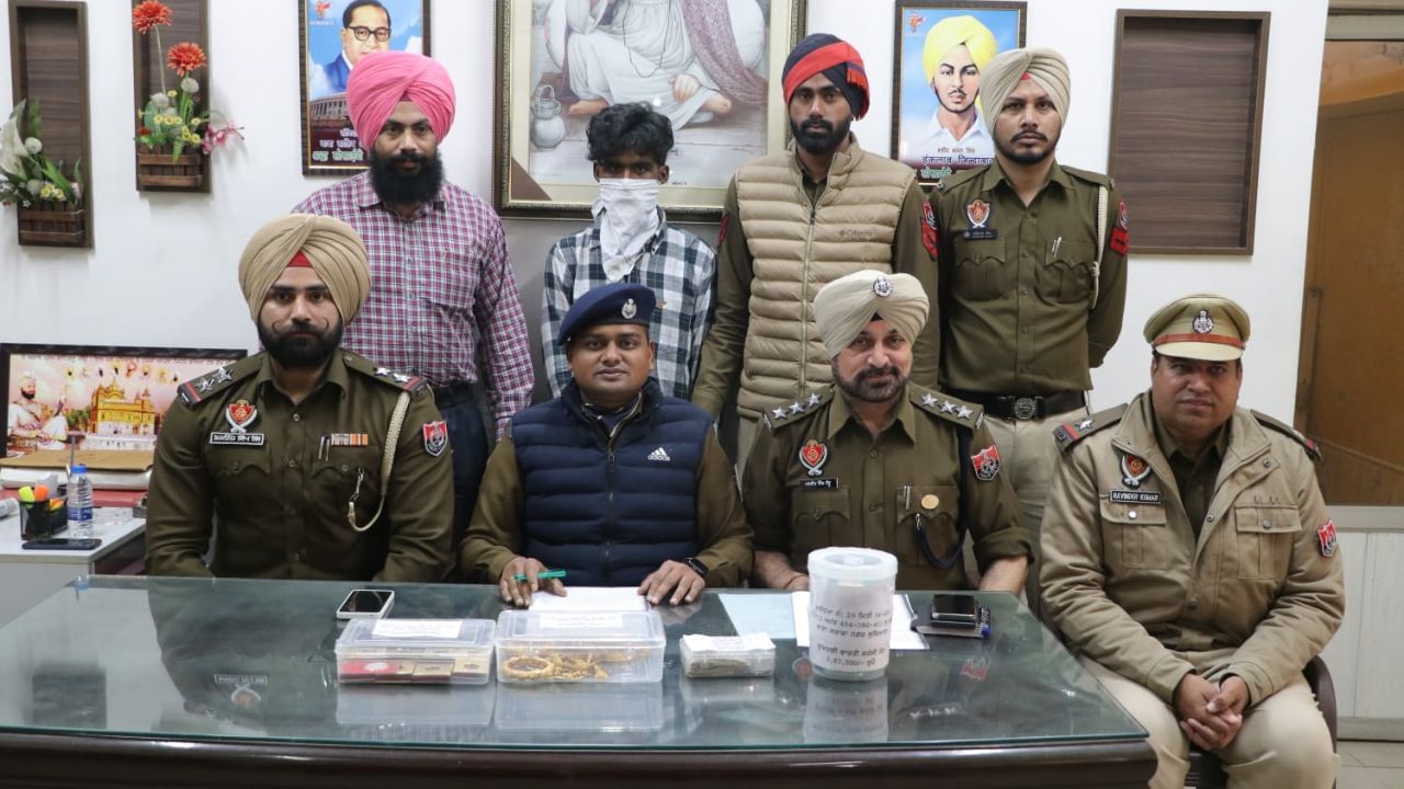 Ludhiana News : ਪਹਿਲਾਂ ਕਰਦਾ ਸੀ ਰੇਕੀ…ਫੇਰ ਮਾਰਦਾ ਸੀ ਡਾਕਾ…ਸ਼ਾਤਰ ਠੱਗ ਚੜ੍ਹਿਆ ਪੁਲਿਸ ਦੇ ਹੱਥੇ Ludhiana News : ਪਹਿਲਾਂ ਕਰਦਾ ਸੀ ਰੇਕੀ…ਫੇਰ ਮਾਰਦਾ ਸੀ ਡਾਕਾ…ਸ਼ਾਤਰ ਠੱਗ ਚੜ੍ਹਿਆ ਪੁਲਿਸ ਦੇ ਹੱਥੇ