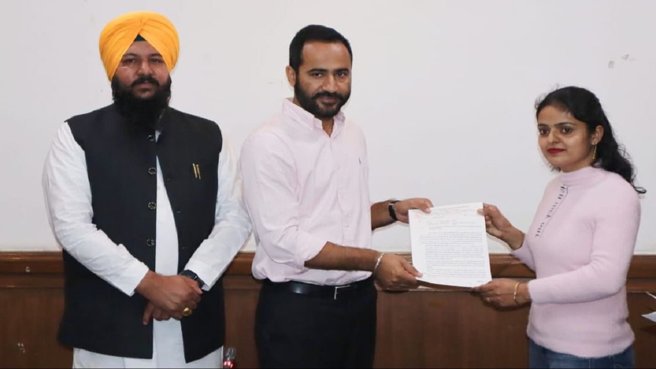 ਮੀਤ ਹੇਅਰ ਨੇ ਜਲ ਸਰੋਤ ਪ੍ਰਬੰਧਨ ਤੇ ਵਿਕਾਸ ਨਿਗਮ ਦੇ ਜੇਈ ਤੇ ਕਲਰਕਾਂ ਨੂੰ ਸੌਂਪੇ ਨਿਯੁਕਤੀ ਪੱਤਰ ਮੀਤ ਹੇਅਰ ਨੇ ਜਲ ਸਰੋਤ ਪ੍ਰਬੰਧਨ ਤੇ ਵਿਕਾਸ ਨਿਗਮ ਦੇ ਜੇਈ ਤੇ ਕਲਰਕਾਂ ਨੂੰ ਸੌਂਪੇ ਨਿਯੁਕਤੀ ਪੱਤਰ
