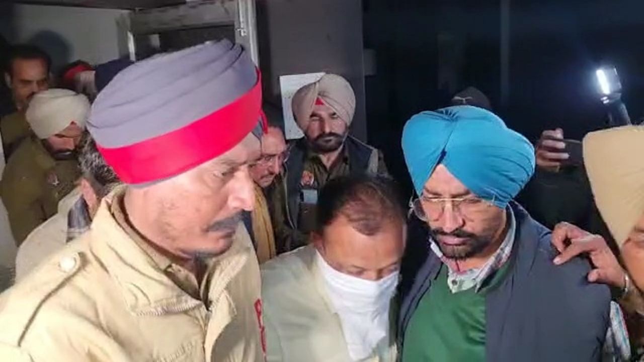 ਆਪ ਵਿਧਾਇਕ ਦਾ ਕਰੀਬੀ ਚਾਰ ਲੱਖ ਦੀ ਰਿਸ਼ਵਤ ਲੈਂਦਿਆਂ ਗ੍ਰਿਫ਼ਤਾਰ! ਆਪ ਵਿਧਾਇਕ ਦਾ ਕਰੀਬੀ ਚਾਰ ਲੱਖ ਦੀ ਰਿਸ਼ਵਤ ਲੈਂਦਿਆਂ ਗ੍ਰਿਫ਼ਤਾਰ!