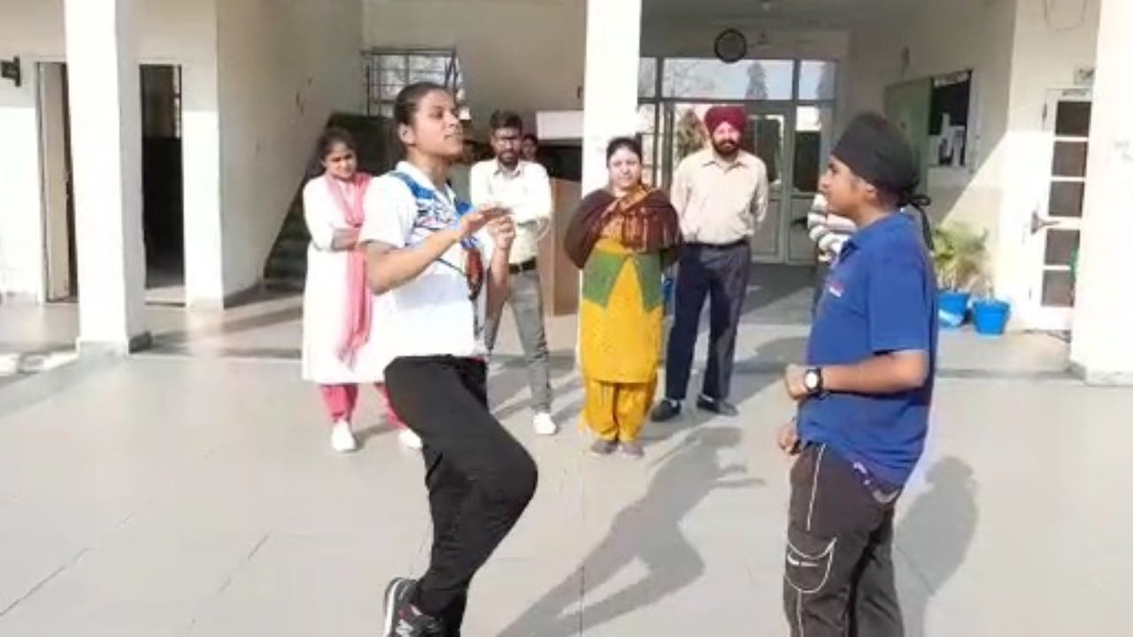 ਨੀਰੂ ਮਿੱਤਲ ਨੇ ਸਰਕਾਰੀ ਸਕੂਲਾਂ ਦੀਆਂ ਵਿਦਿਆਰਥਣਾਂ ਨੂੰ ਸਵੈ-ਰੱਖਿਆ ਦੇ ਗੁਣ ਸਿਖਾਉਣ ਲਈ ਕੀਤੀ ਪਹਿਲਕਦਮੀ ਨੀਰੂ ਮਿੱਤਲ ਨੇ ਸਰਕਾਰੀ ਸਕੂਲਾਂ ਦੀਆਂ ਵਿਦਿਆਰਥਣਾਂ ਨੂੰ ਸਵੈ-ਰੱਖਿਆ ਦੇ ਗੁਣ ਸਿਖਾਉਣ ਲਈ ਕੀਤੀ ਪਹਿਲਕਦਮੀ
