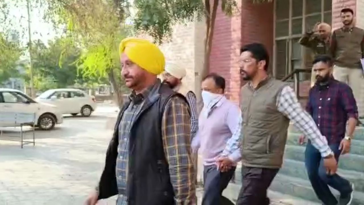 Bathinda MLA’s PA arrested in Bribe Case: ਰਿਸ਼ਵਤ ਲੈਣ ਦੇ ਮਾਮਲੇ ‘ਚ ਗ੍ਰਿਫ਼ਤਾਰ ਹੋਏ ਬਠਿੰਡਾ ਵਿਧਾਇਕ ਦੇ ਪੀਏ ਨੂੰ 10 ਮਾਰਚ ਤੱਕ ਜੁਡੀਸ਼ਲ ਕਸਟਡੀ ‘ਚ ਭੇਜਿਆ Bathinda MLA’s PA arrested in Bribe Case: ਰਿਸ਼ਵਤ ਲੈਣ ਦੇ ਮਾਮਲੇ ‘ਚ ਗ੍ਰਿਫ਼ਤਾਰ ਹੋਏ ਬਠਿੰਡਾ ਵਿਧਾਇਕ ਦੇ ਪੀਏ ਨੂੰ 10 ਮਾਰਚ ਤੱਕ ਜੁਡੀਸ਼ਲ ਕਸਟਡੀ ‘ਚ ਭੇਜਿਆ