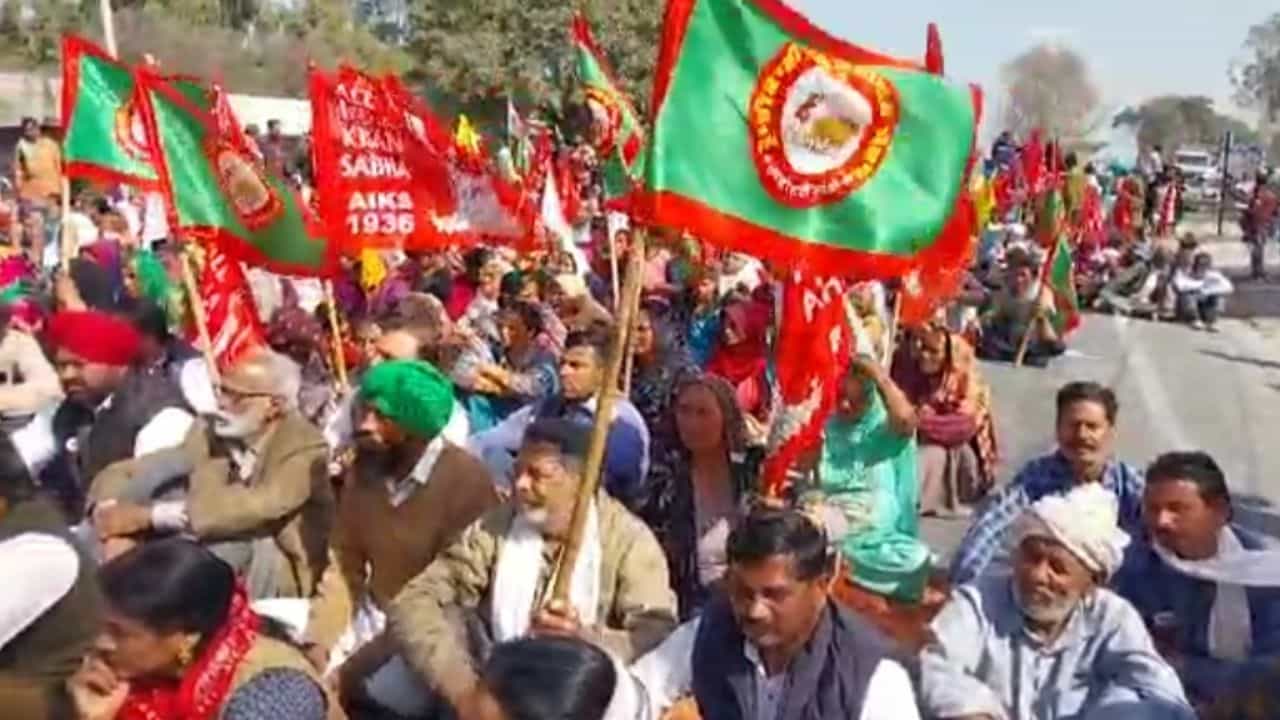 ਪਿੰਡ ਬੱਗੇ ਕੇ ਦੇ ਚ 309 ਏਕੜ ਜ਼ਮੀਨ ਵਿਵਾਦ ਦੇ ਚਲਦਿਆਂ ਹਾਈਵੇ ਜਾਮ, ਪਿੰਡ ਵਾਸੀਆਂ ਨੇ ਲਾਇਆ ਧਰਨਾ